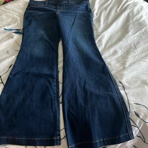 Bell bottom slimming jeans